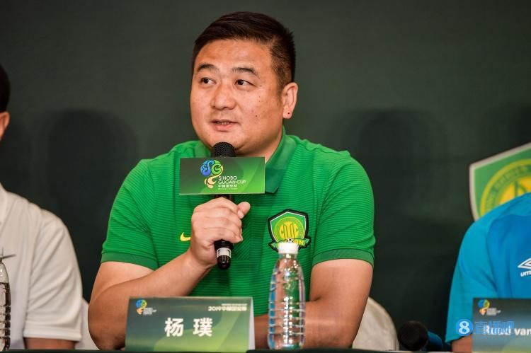 导演大卫·O·拉塞尔携主演布莱德利·库珀和留着小胡子的克里斯蒂安·贝尔等人亮相。